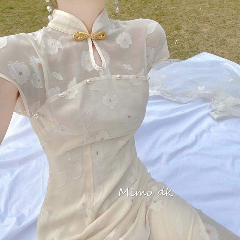 Sườn xám có sẵn cách tân uzaang hoa nổi đính Ngọc hở lưng hai lớp vô cùng nữ tính trung hoa