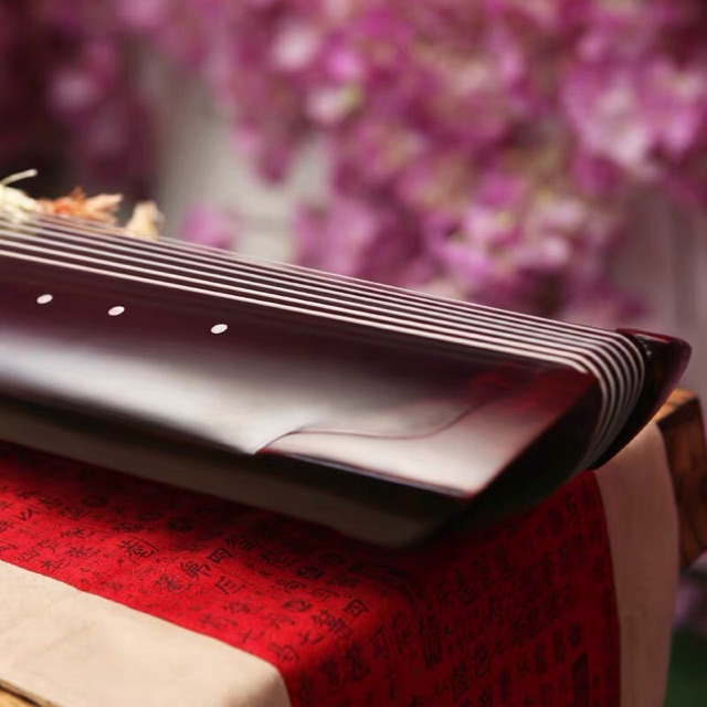 Đàn cổ cầm đạo cụ chụp hình cổ trang