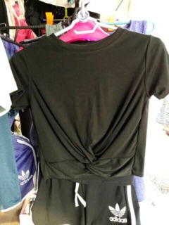 Áo croptop xoắn bụng