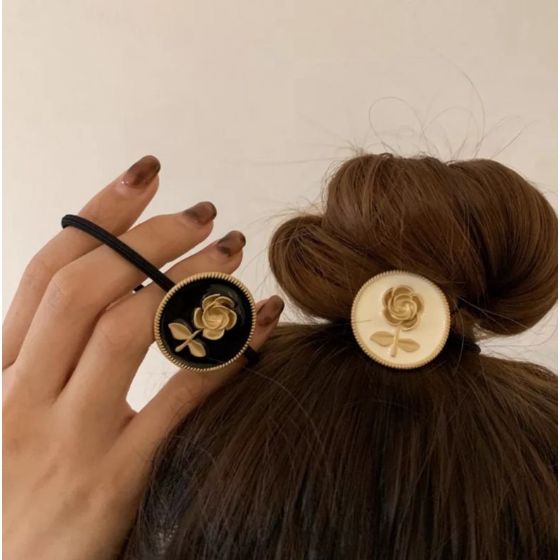 Cột tóc hoa hồng mặt kim loại sang trọng.