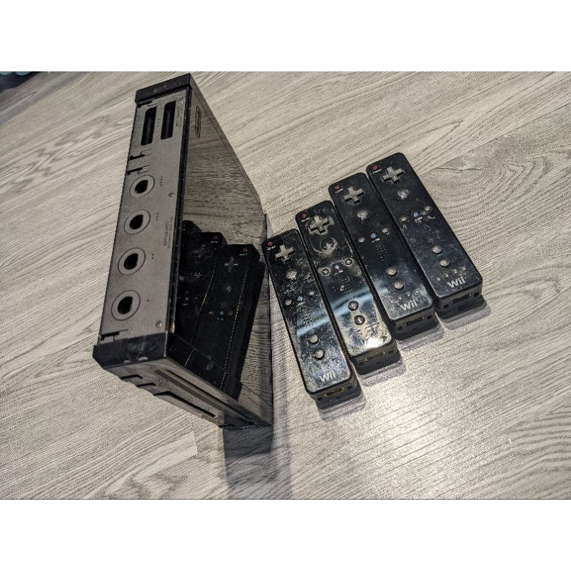 Thân máy Wii và Remote Wii