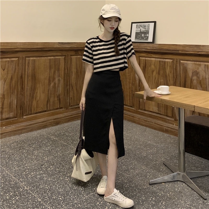 Set Áo Thun Ngắn Tay Kẻ Sọc Trắng Đen Và Chân Váy Lưng Cao Xẻ Tà Thời Trang Mùa Hè Dành Cho Nữ