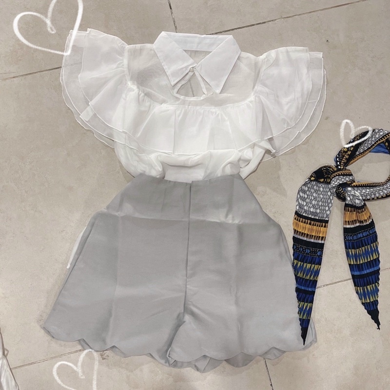 Set áo cổ bèo + quần short viền cánh hoa