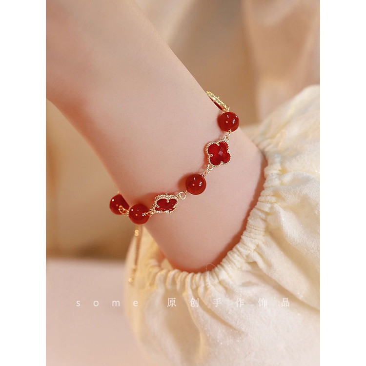 Vòng Tay Cỏ Bốn Lá Đính Hạt Tròn Màu Đỏ Thiết Kế Niche