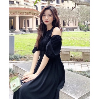 Đầm đen nữ cổ yếm tay rớt vai kiểu cột nơ sau vải lụa freesize Pumi