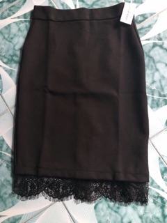 Váy bút chì viền ren