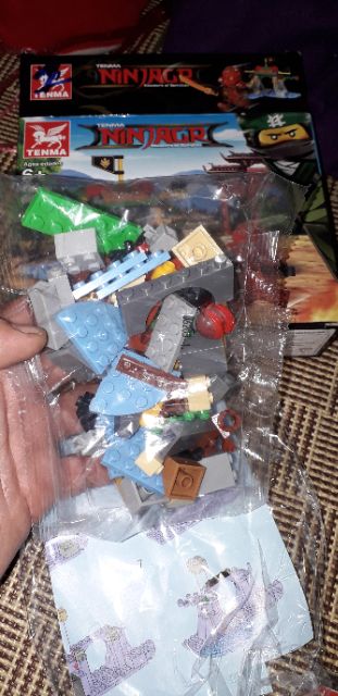 Lắp ráp 1 hộp LegoNinjagh 6203 có nhiều chi tiết bằng nhựa ABS