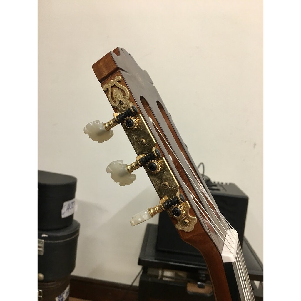 Guitar classic yamaha C300