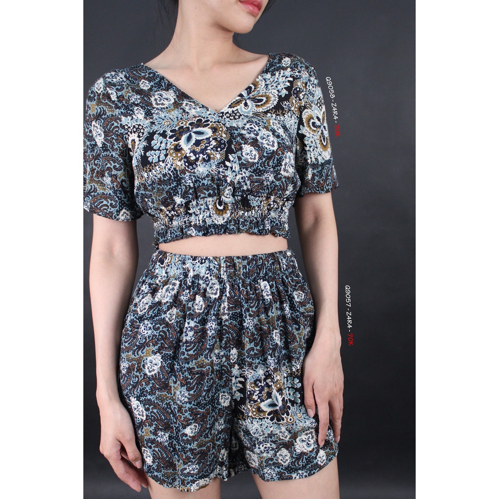 Q9057 (Q9058 - Quần short Z4ra lưng thun & Áo croptop Zara cổ tim, tay ngắn, nhún thun eo, in hoa văn