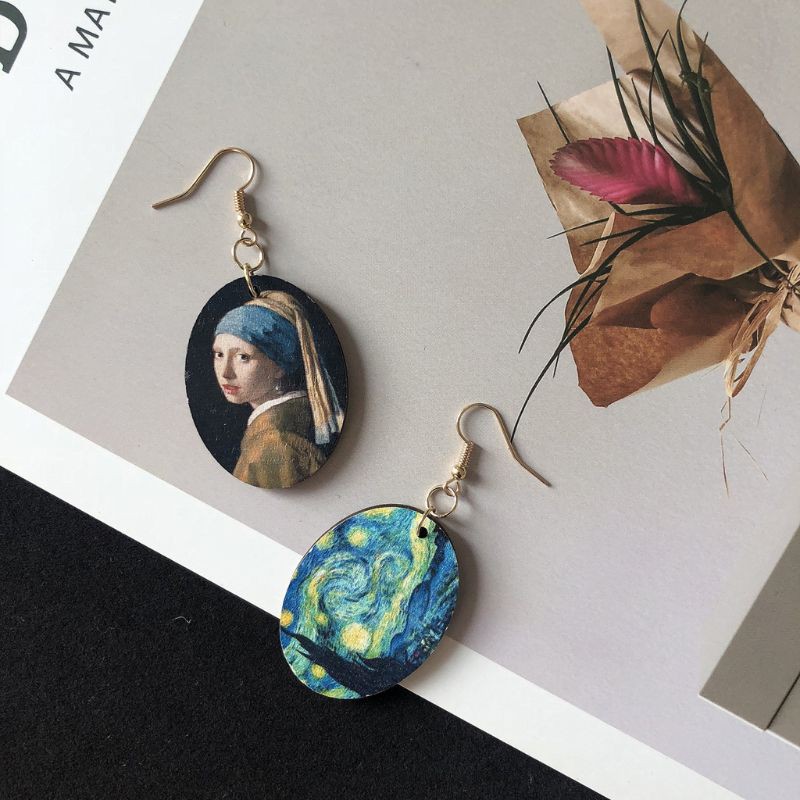 Khuyên tai hình huấn luyện vẽ bằng gỗ độc đáo