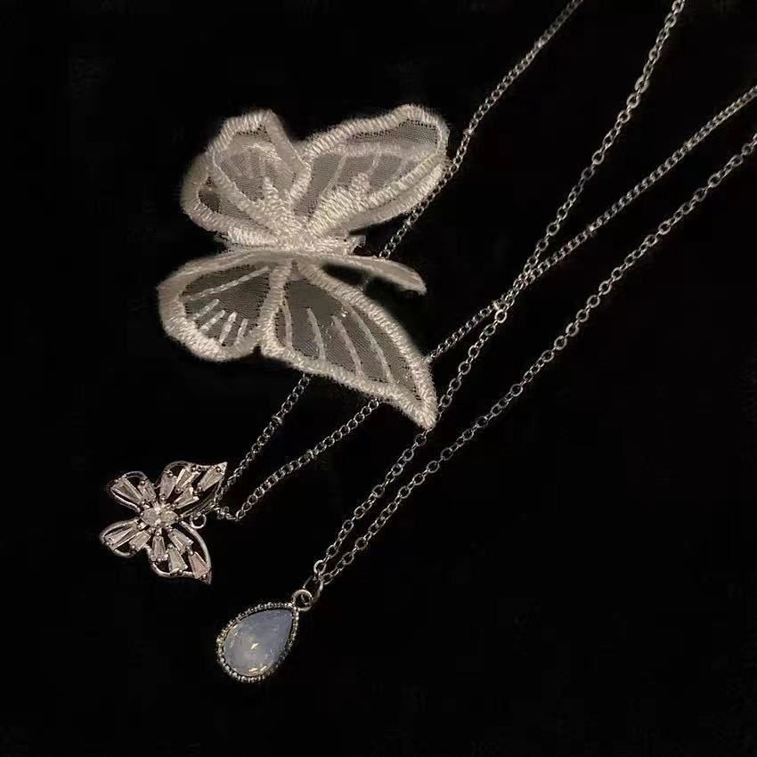 Vòng cổ hai lớp đính đá zircon mặt dây hình bướm màu xanh dương nhạt thời trang