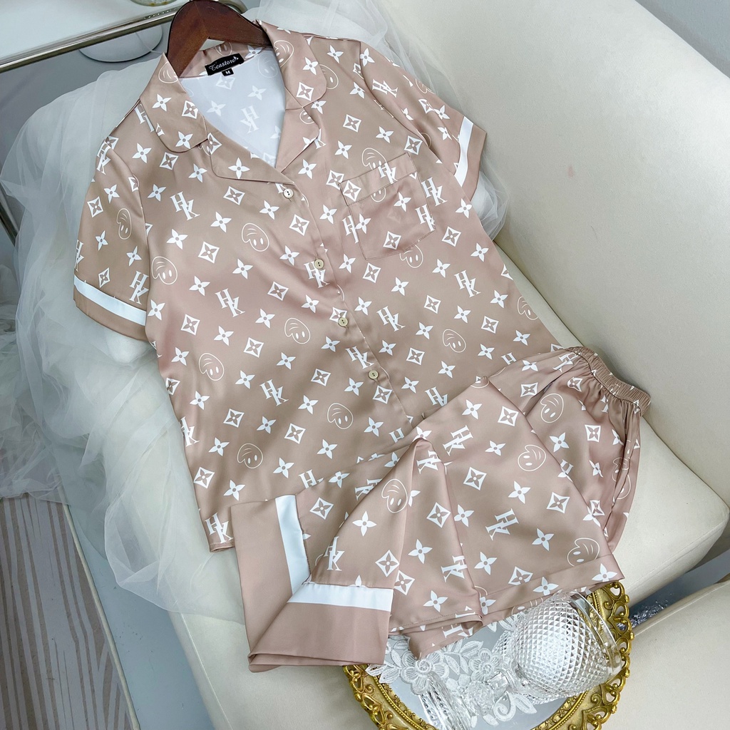 Bộ mặc nhà Pyjama lụa áo cộc quần dài Tea Store họa tiết HK be