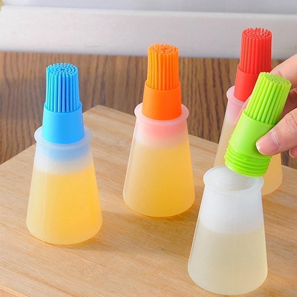 BÌNH ĐỰNG KÈM CHỔI QUÉT DẦU CHẤT LIỆU SILICON, GIAO MÀU NGẪU NHIÊN