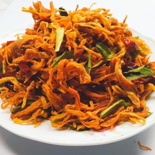 Khô gà lá chanh và khô gà bơ tỏi Bà Già