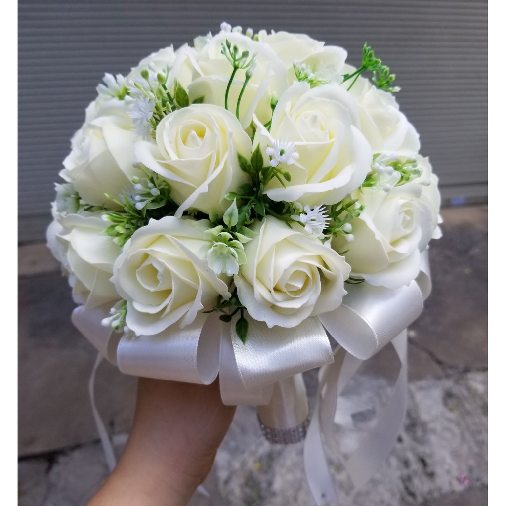 Bó hoa cưới cô dâu cầm tay hoa hồng sáp tông màu kem pastel. Tặng kèm hoa cài áo chú rể