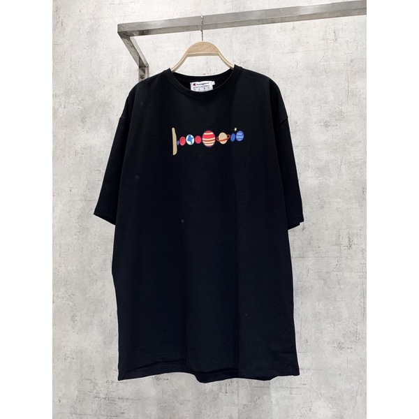 Áo thun form rộng vũ trụ