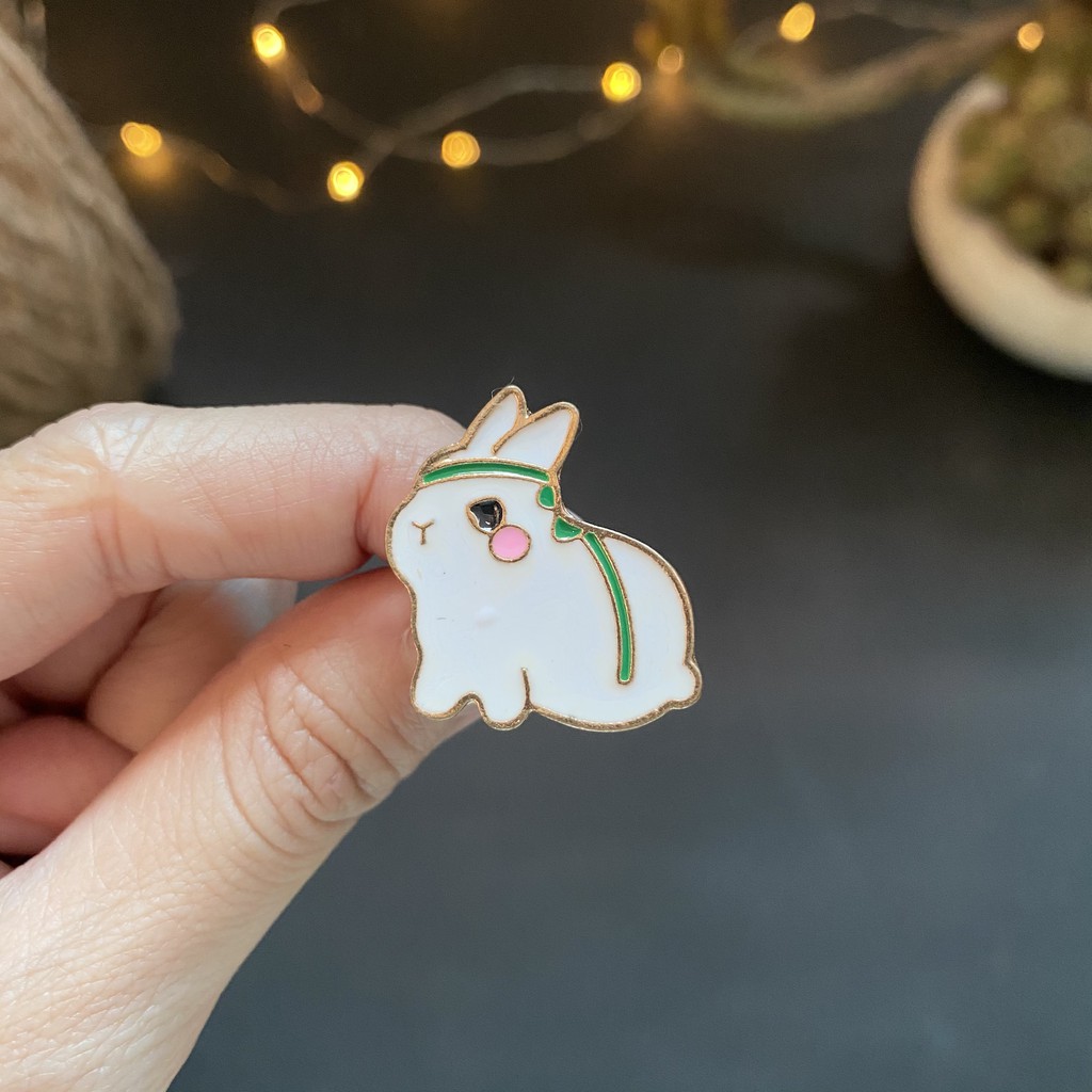 Huy Hiệu Kim Loại thỏ trắng thỏ đen thỏ nằm thỏ ngồi. dùng để cài áo cài túi tote (Enamel Pin/ metal pin)