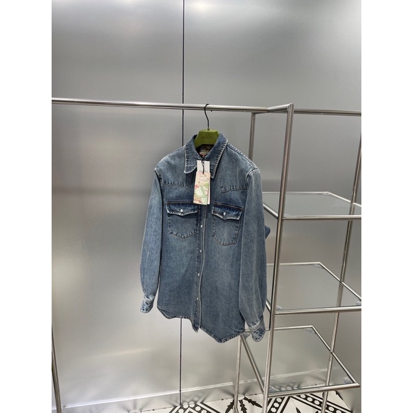 Áo khoác denim cao cấp chữ thương hiệu Gucci GG/GC hoạ tiết con hổ phía sau áo