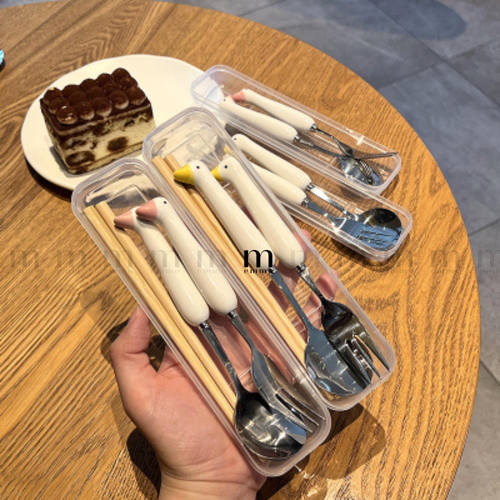 BỘ 3 MÓN MUỖNG, ĐŨA, NĨA INOX CÁN SỨ VỊT HỒNG EMMO SAPOON