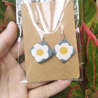 Khuyên tai đất sét Polymer handmade hoa cúc trắng nền xanh