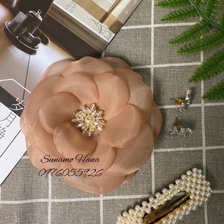Hoa cài áo handmade nhuỵ đá