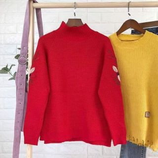 Áo len đỏ thêu hoa