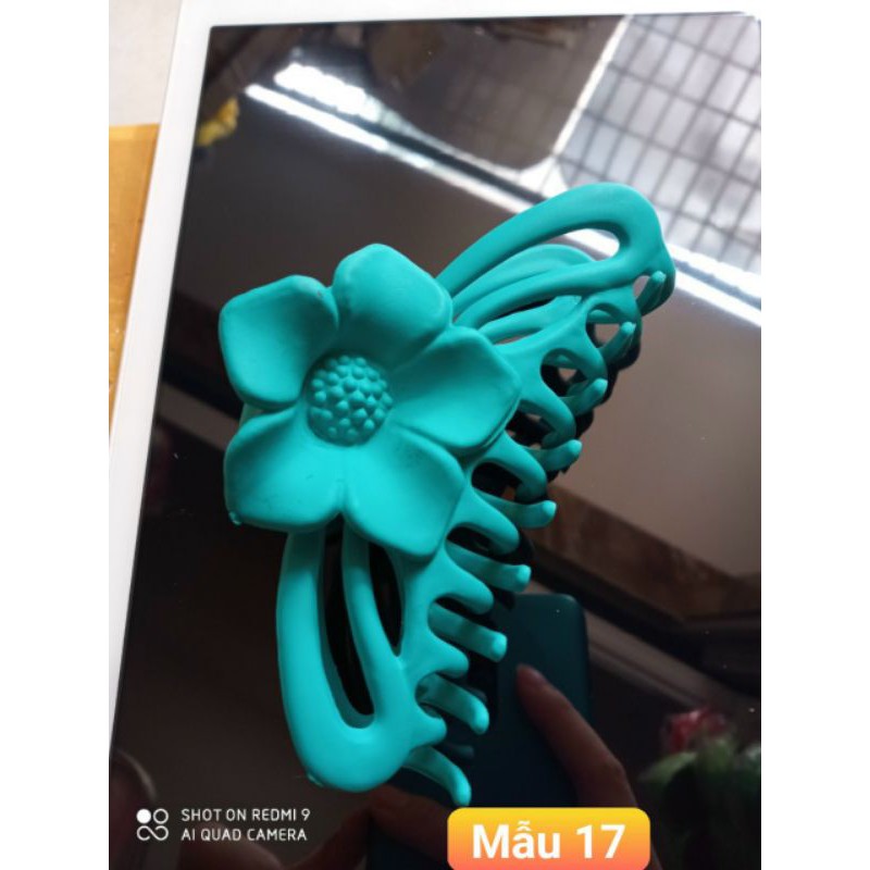 Kẹp tóc càng cua loại lớn. Mẫu mới nhất. Giá 18k 1 cái.Hàng đẹp chắc chắn