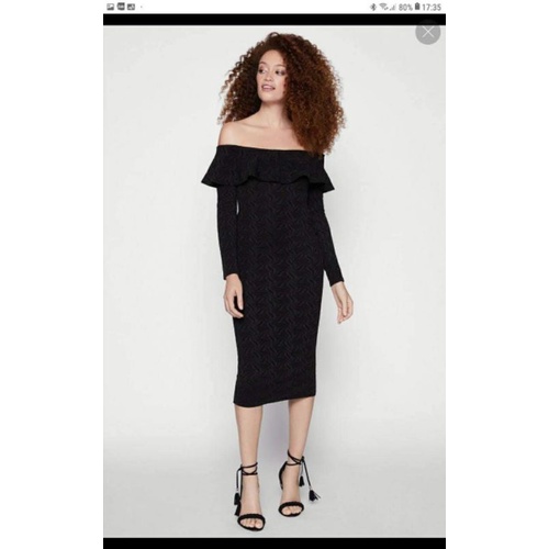 Đầm bút chì bẹt vai