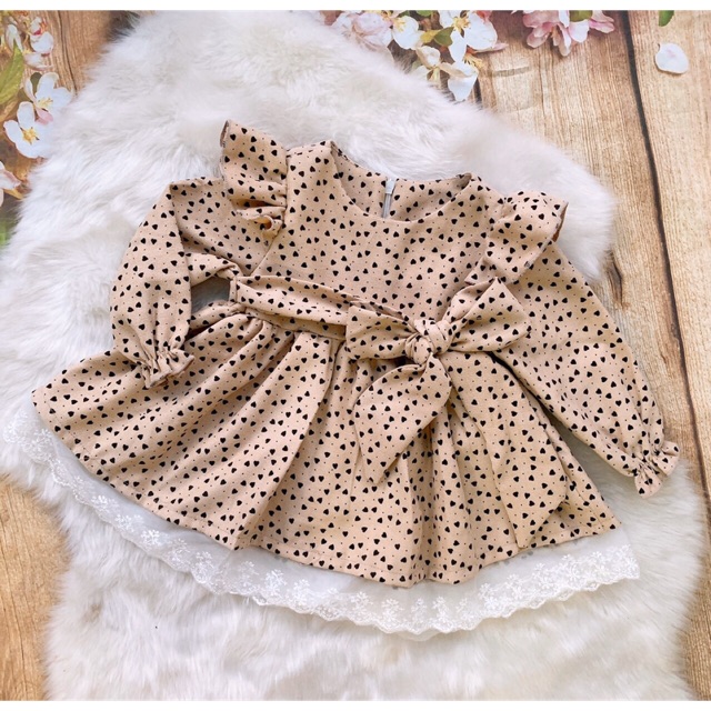 Váy đầm thu đông thiết kế cho bé gái từ 3 tháng tuổi (6-30kg) chất dạ nhung hình tim đen nền nâu