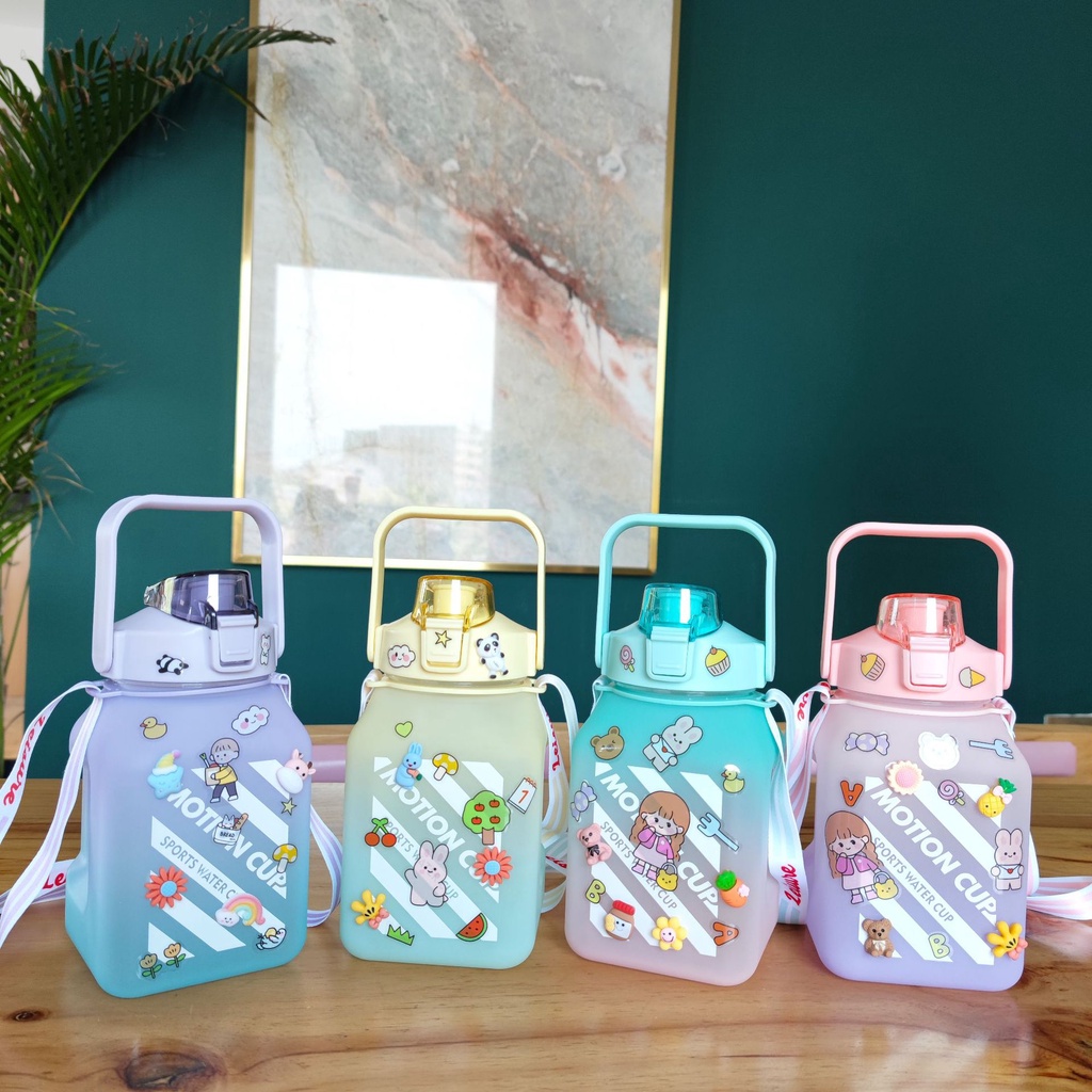 Bình nước chia vạch 1500ml vuông, kèm stick và dây đeo cho bé