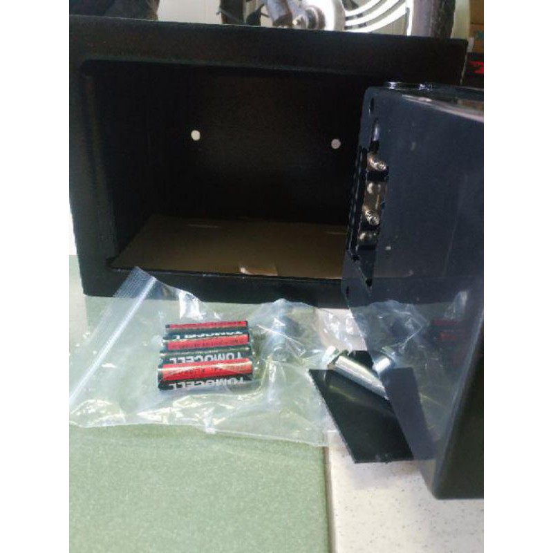két sắt bảo mật có kèm 2 chìa khóa kích thước 27×17×17