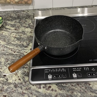 Chảo vân đá đen đáy từ sâu lòng cán gỗ
