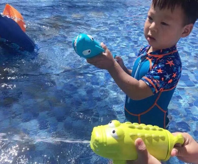 Ninikids: Phun nước hình cá sấu, cá mập, lợn hồng, đồ chơi tắm, đồ chơi nhựa cho bé