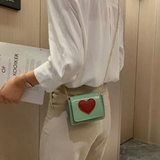 Túi đeo chéo hình tim mini hot trend