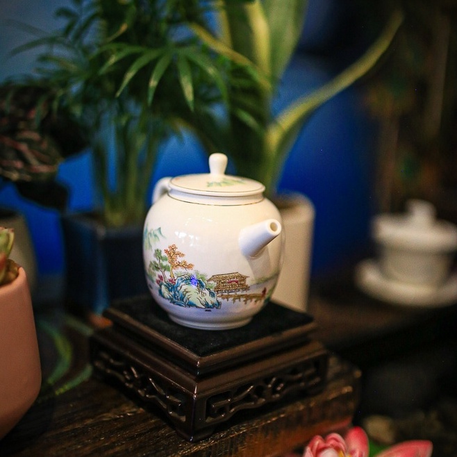 Ấm sứ pha trà hoạ tiết sơn thuỷ đồng quê, chất men ấm đẹp, dòng sứ Cảnh Đức. mã: TPC0021
