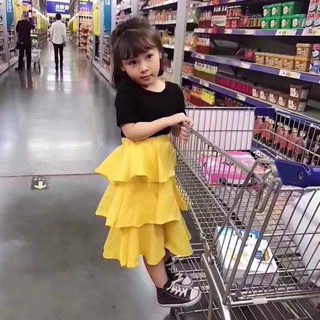 Sét Áo thun trơn đen + chân váy vàng
