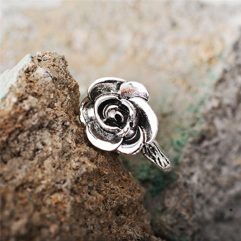 Nhẫn hoa hồng cổ điển