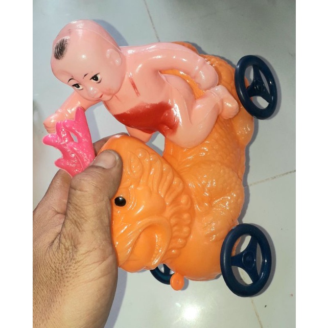 Một chiếc xe em bé cỡ rồng bằng nhựa