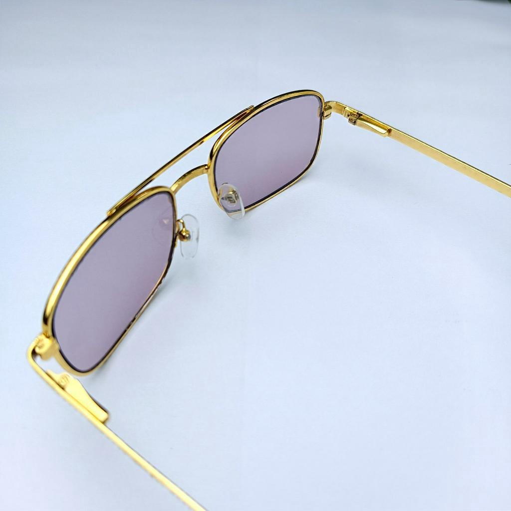 Kính đổi màu tròng thủy tinh mặt vuông gọng titan cứng.
