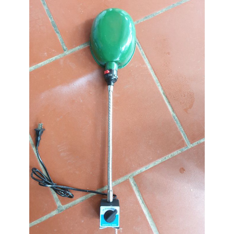 Đèn chụp có đế từ . dùng cho máy tiện, gia công cơ khí