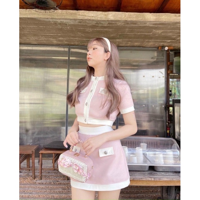 Set 2 món: áo crop viền trắng, chân váy