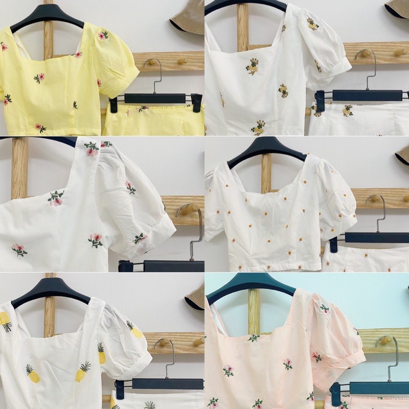 Set đồ gồm chân váy ngắn và áo croptop tay phồng hoạ tiết hoa nhí