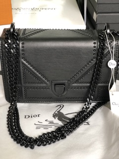 Túi Dior nạm đinh da mịn