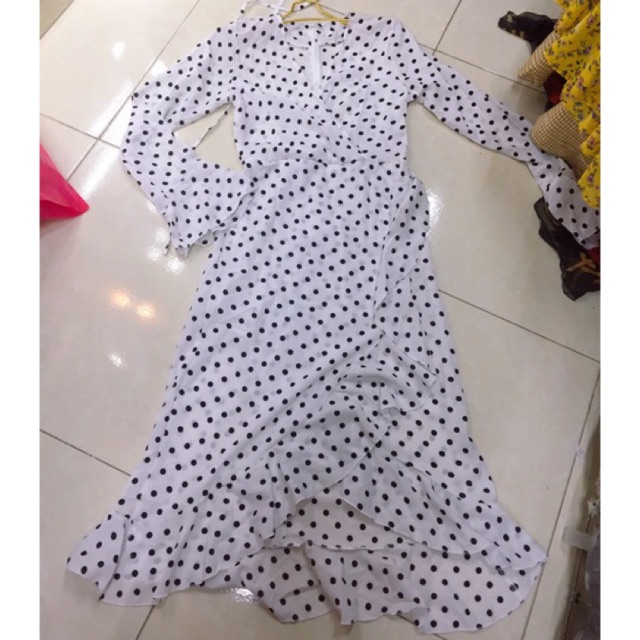 Váy thiết kế chấm bi