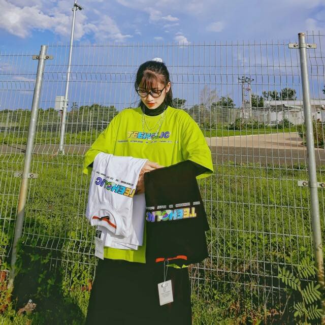 Áo thun unisex loang màu freesize giao ngẫu nhiên.