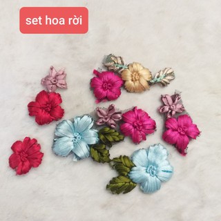 Hoa thêu ruy băng trang trí.