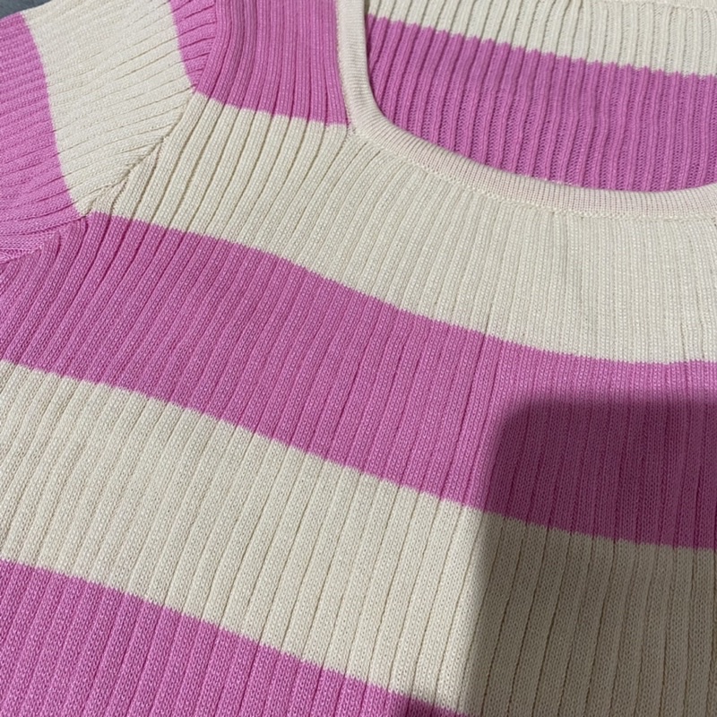 Áo trắng croptop trễ vai và chân váy HM