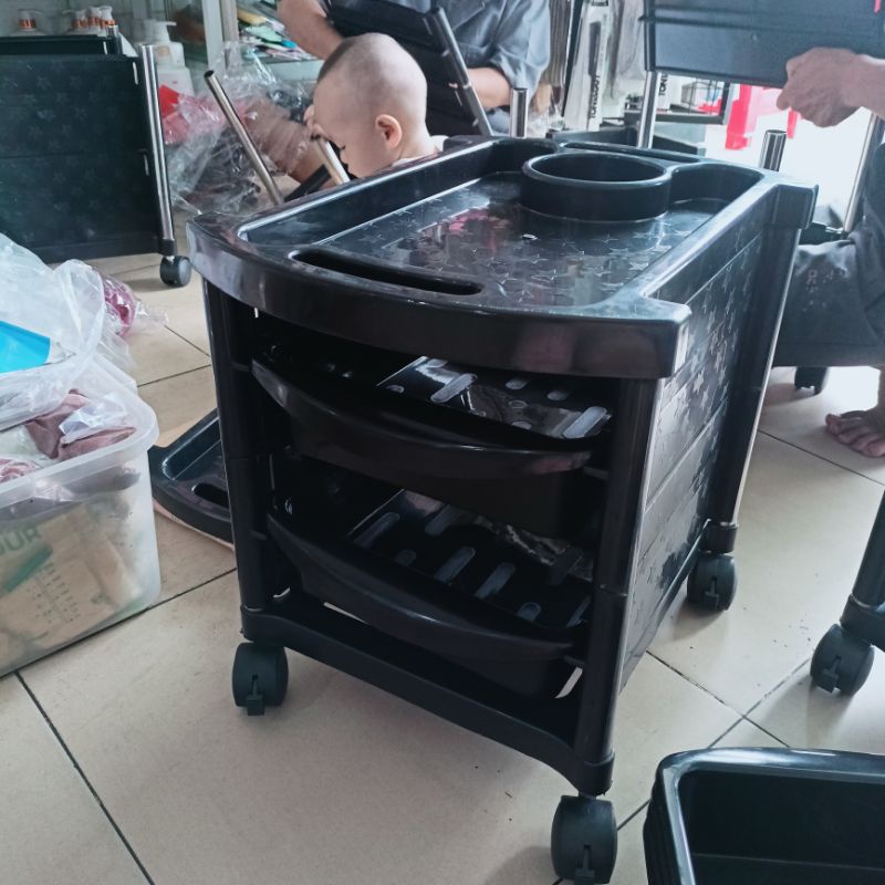 Xe đẩy 2 tầng đựng dụng cụ nail hoặc tóc .có bánh xe đi chuyển dễ dàng