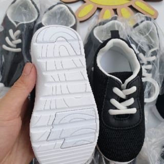 Giày Sneakers đế trắng màu đen