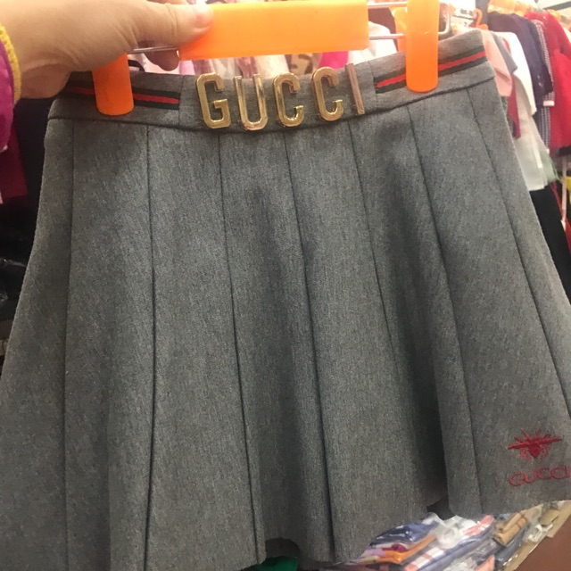 chân váy xếp ly bé gái,chất uni dày dặn cực đẹp,bên trong có luôn chip đùi nên bé có thể chạy nhảy t